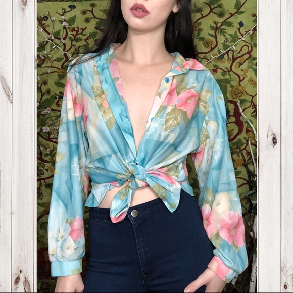 Vintage Tops - 🔴SALE Vintage Cute Floral Button Top!🔴